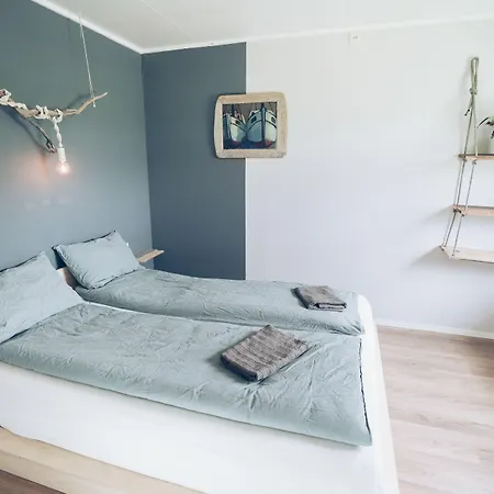 Furu & Cafe Hostel Bostad