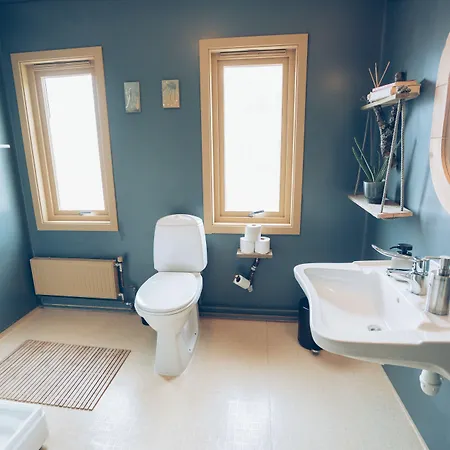 Furu & Cafe Hostel Bostad