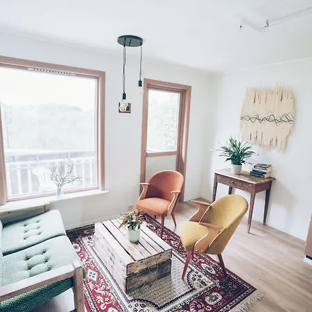 Furu & Cafe Hostel Bostad