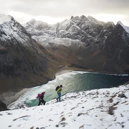 Furu & Cafe Hostel Bostad