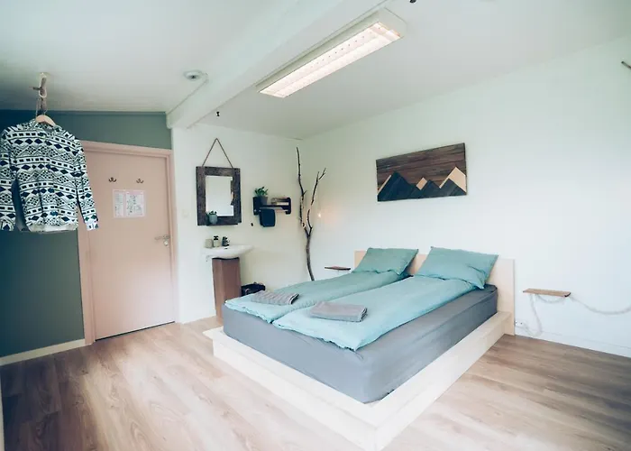 Furu & Cafe Hostel Bostad