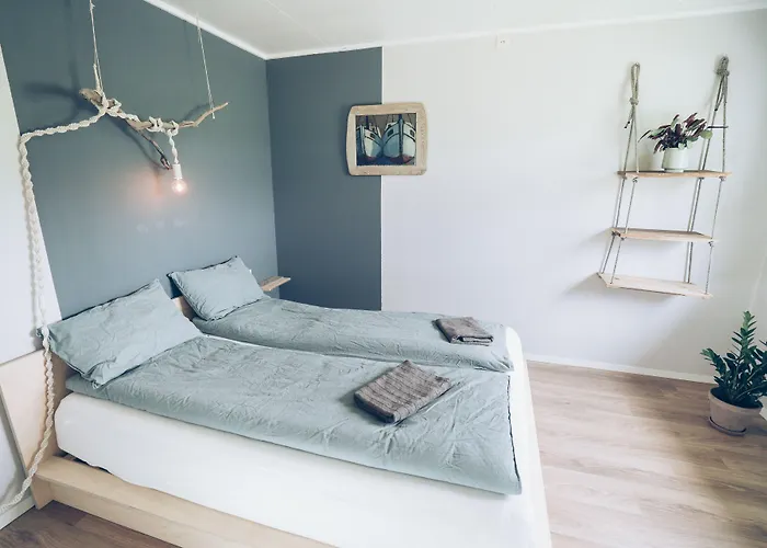 Furu & Cafe Hostel Bostad