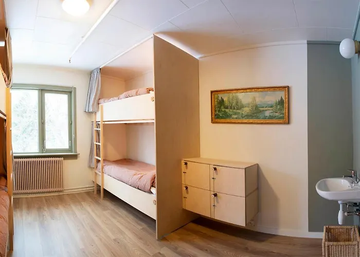 Furu & Cafe Hostel Bostad